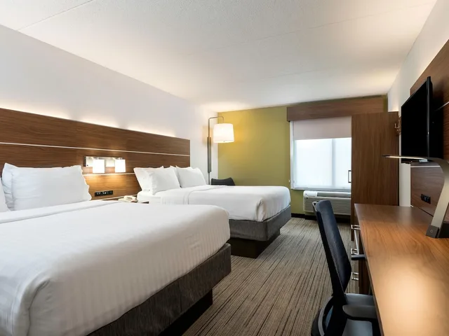 Standard, 2 Queen Beds, Extra Floor Space، Holiday Inn Express And Suites Charlotte Airport Belmont An Ihg Hotel 2/3