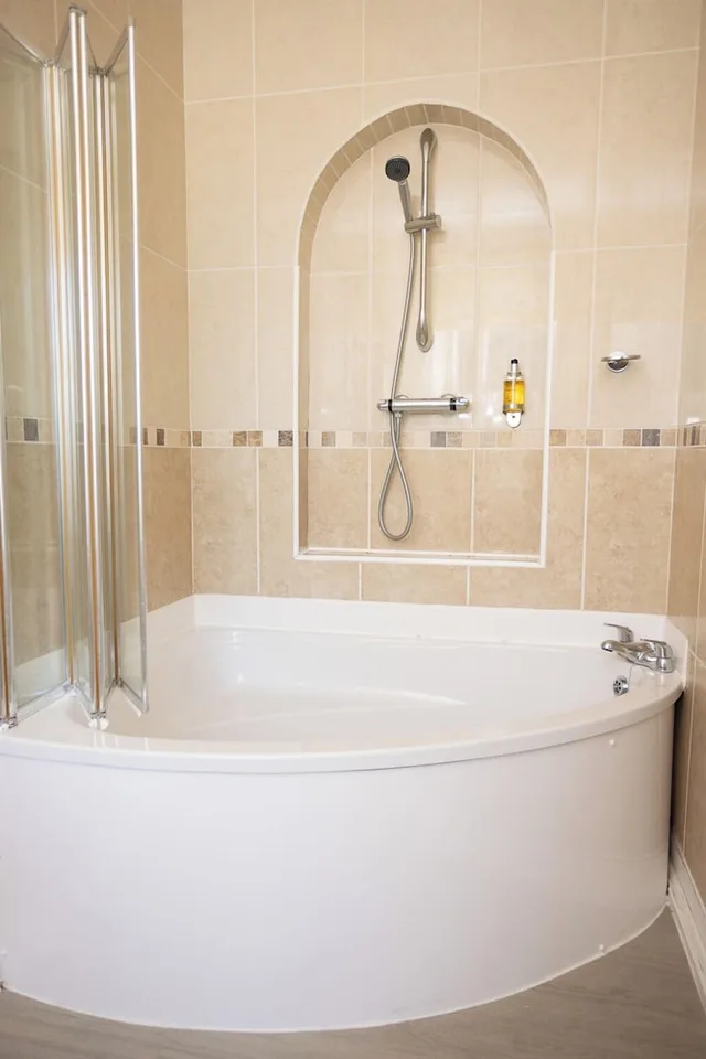غرفة بريميير بسرير كينج بإطلالة على البحر، New Holmwood Hotel 1/1