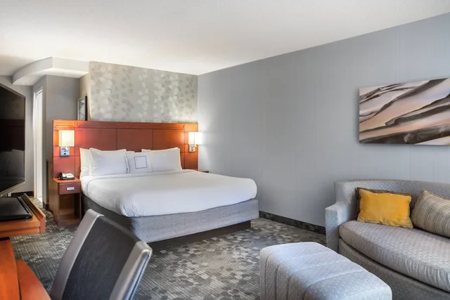 غرفة بسرير كينج لذوي الإعاقة، Courtyard Marriott Denton 1/3