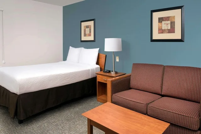 غرفة قياسية بسرير مزدوج مع أريكة لذوي الإعاقة، WoodSpring Suites Gainesville I-75 2/3