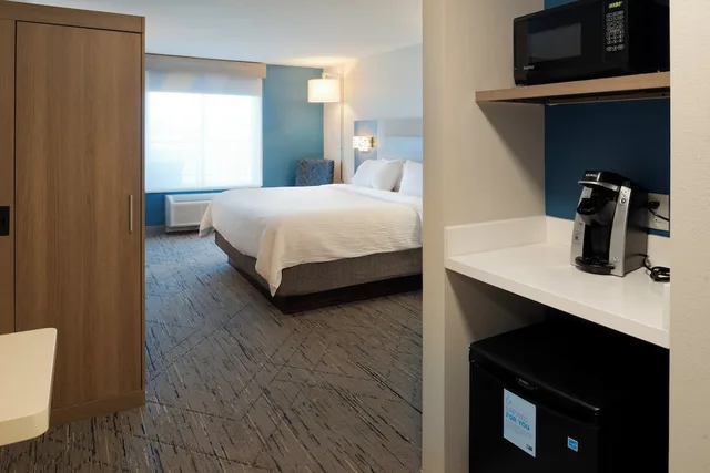 غرفة قياسية ركنية بسرير كينج، Holiday Inn Express Hotel Suites Fort Atkinson 7/7