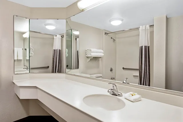 غرفة داخلية بسرير كوين لذوي الإعاقة، La Quinta Inn & Suites by Wyndham Charleston Riverview 4/4
