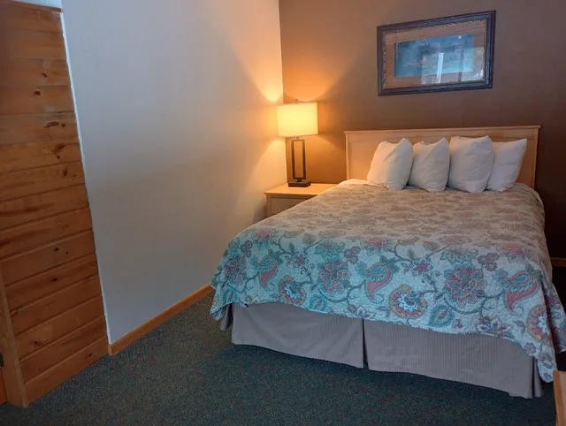 غرفة بسريرين كوين بإطلالة على البحيرة، CENTERSTONE RESORT LAKE-AIRE 3/7
