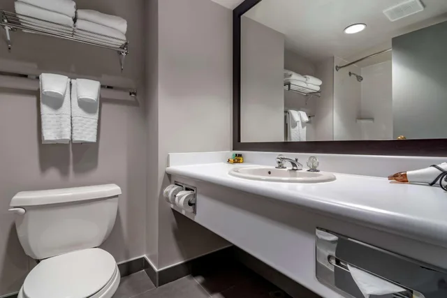 Room, 2 Double Beds, Bath and Shower، Best Western Plus Vancouver Airport Hotel 4/4