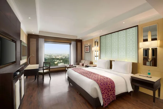 غرفة بسرير كينج، Ramada Plaza by Wyndham Chennai 2/5