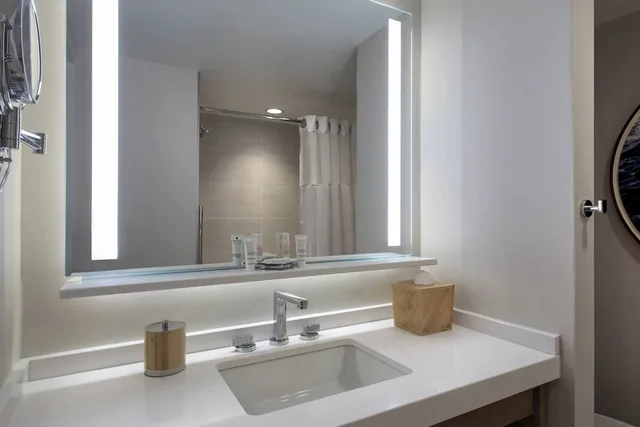 Room, King Bed, Water View, Balcony، Newport Marriott Hotel and Spa 4/16