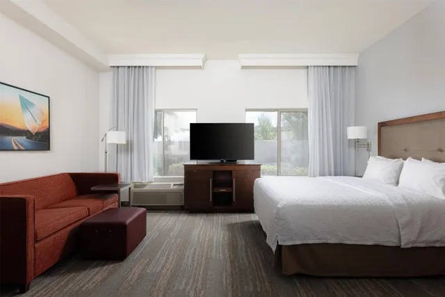 استوديو بريميوم بسرير كينج مع أريكة، Hampton Inn Suites Palmdale 3/6