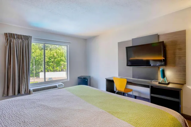 1 King Bed - Mobility Accessible Tub, Nsmk، Motel6 Virginia Beach, VA 6/10