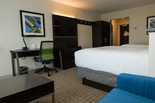 غرفة تنفيذية بسرير كينج لذوي الإعاقة، HOLIDAY INN EXPRESS & SUITES MARIETTA 1/2