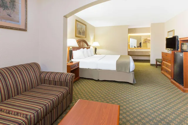 جناح بسرير كينج، Days Inn by Wyndham Lonoke 2/3