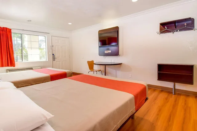 غرفة بسريرين كوين، Motel6 Garden Grove, CA 1/8