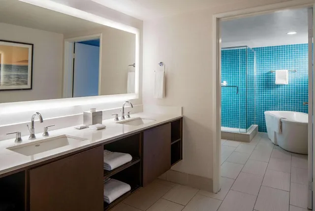 جناح ركني بسرير كينج بإطلالة على البحر بشرفة مع أريكة، Hilton Garden Inn Dana Point Doheny Beach 3/3