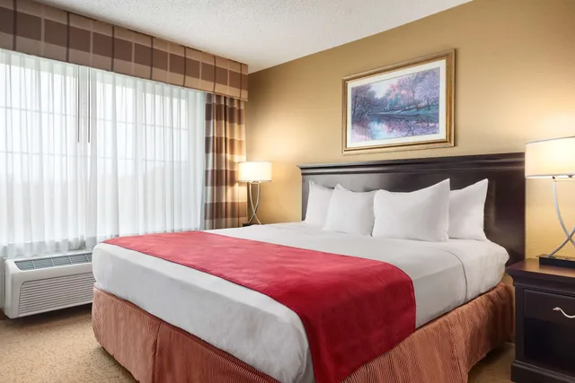 جناح بسرير كينج بغرفة نوم واحدة مع أريكة، Country Inn Suites By Radisson West Bend Wi 1/4