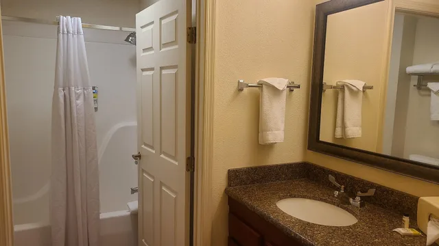 جناح استوديو بسرير كينج، Staybridge Allentown Bethlehem Airport Suites 3/4