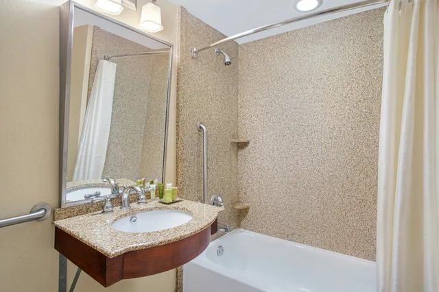 غرفة بسريرين كوين بحوض استحمام لذوي الإعاقة، Hilton Jackson 3/3
