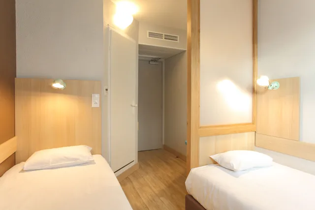 غرفة قياسية بسريرين منفصلين، Hotel Reseda Paris Bagnolet 1/2