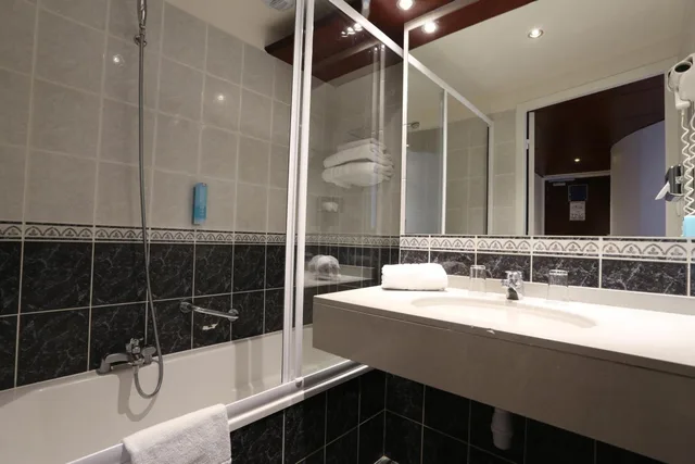 غرفة عائلية بسرير كينج وسريرين منفصلين، Best Western Hotel Le Pont D'or 6/8