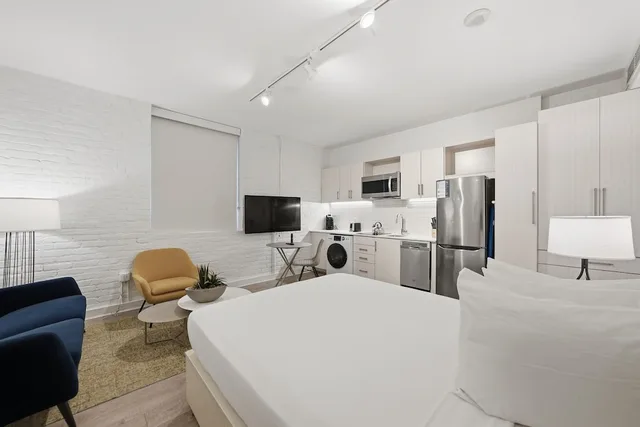 Deluxe, Studio, Mansion, Queen Bed، Placemakr Dupont Circle 1/10