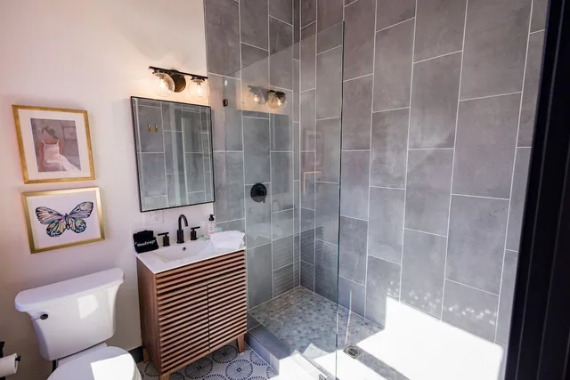 غرفة كومفورت مفردة بسرير كوين، Speakeasy Suites 4/4