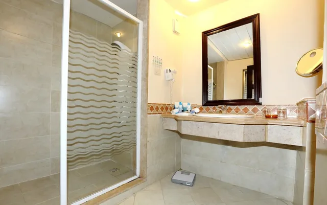 غرفة تنفيذية بسرير كينج بإطلالة على البحر، Rehana Royal Beach Resort and Spa 3/3