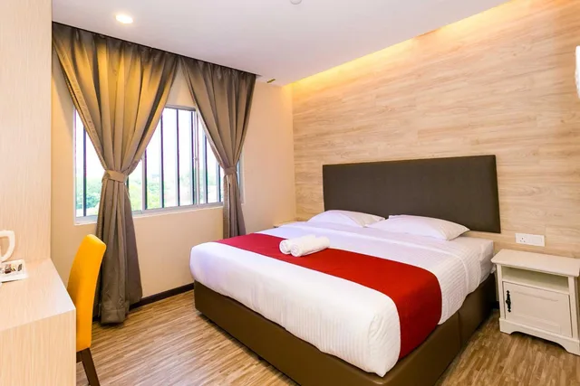 Deluxe, King Bed, Queen Bed, Icon Hotel 2/5