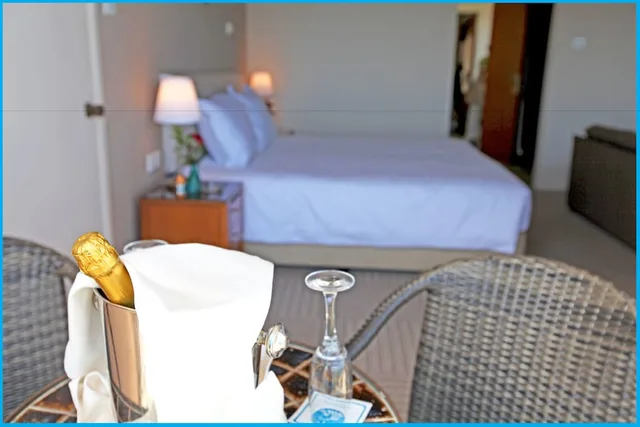 جناح تنفيذي بسرير كينج بإطلالة على البحر، Poseidonia Beach Hotel Limassol 2/3