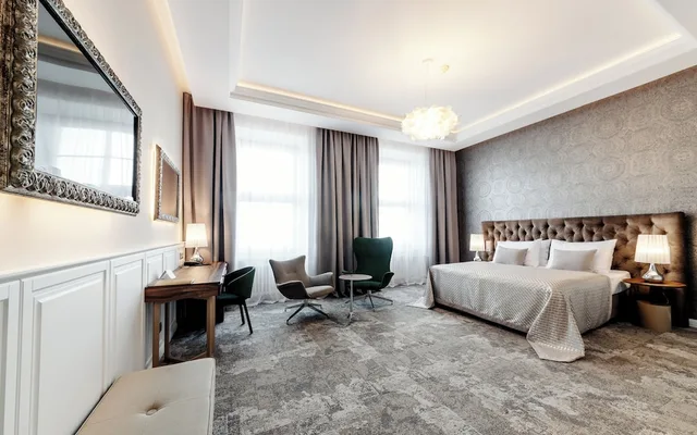 غرفة تنفيذية بسرير كوين بحوض استحمام، Grandhotel Brno 2/5