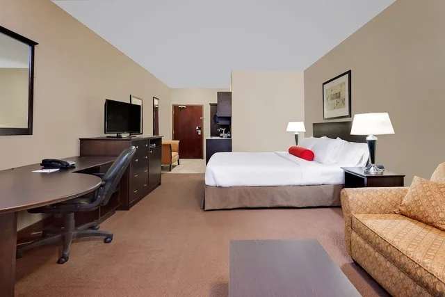 غرفة بسرير كينج، Ramada By Wyndham Camrose 2/3