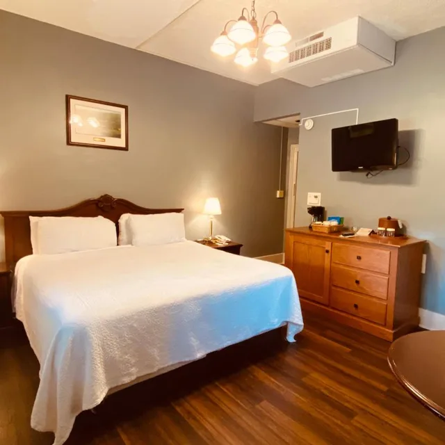 Room, King Bed, River View, The Shawnee Inn And Golf Resort 6/10