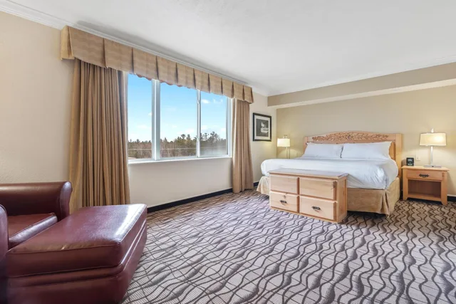 جناح بسرير كينج مع أريكة، Cherry Tree Inn & Suites 1/2