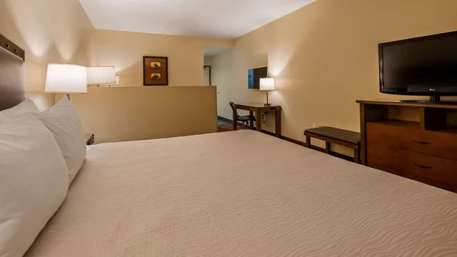 غرفة بسرير كينج مع أريكة، Best Western Plus Inn Of Williams 1/4