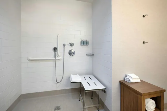 غرفة بسرير كينج مع أريكة بحوض استحمام لذوي الإعاقة، Courtyard Redwood City 5/6