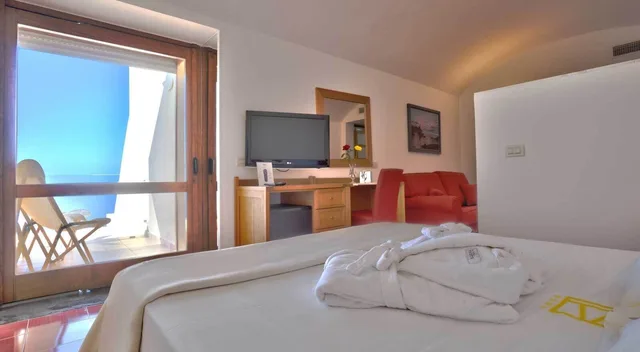 جناح جونيور بسرير كوين وسرير فردي بإطلالة على البحر، GRAND HOTEL SAN PIETRO 1/4
