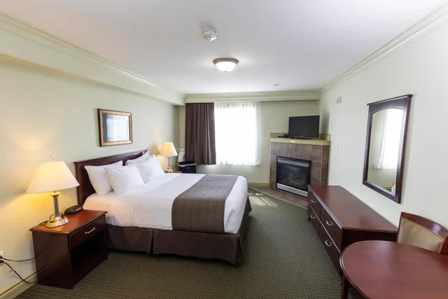 Efficiency, Queen Bed, Quality Inn & Suites Whitecourt 4/7