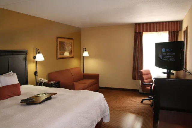 Study, King Bed, Sofa، Hampton Inn Memphis Olive Branch 1/10