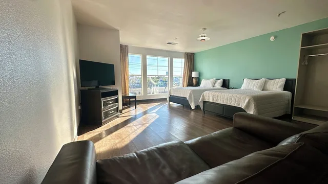 Efficiency, Suite, 1 King and 2 Double Beds، MainStay Suites Las Vegas Flamingo 2/10