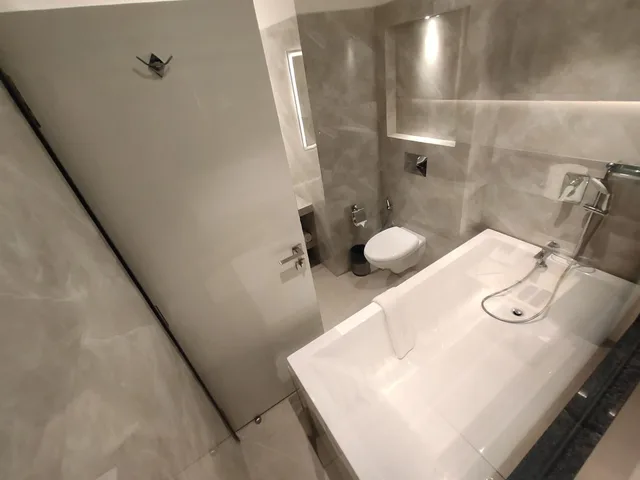 غرفة بريميوم فاخرة بسرير كينج، The Flora Grand 4/4