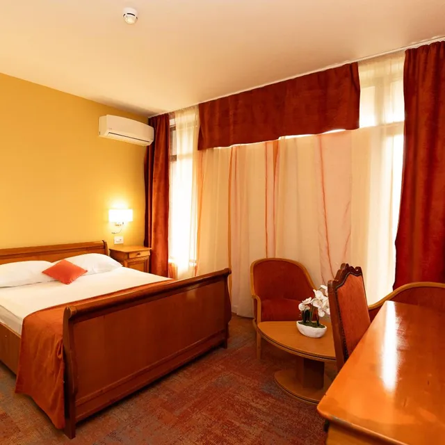 Suite, Continental Hotel 2/8