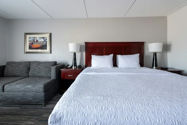غرفة بسرير كينج مع أريكة، Hampton Inn Newport News-Yorktown 5/10
