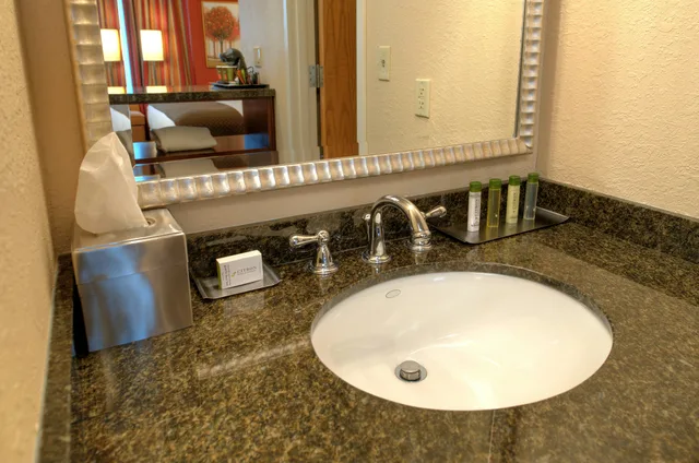 Deluxe, King Bed, Doubletree By Hilton Hotel St Louis Chesterfield 3/3