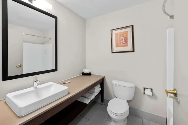 غرفة بسرير كينج، Country Inn & Suites by Radisson, Topeka West, KS 9/10