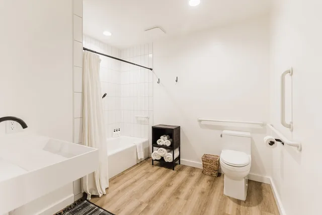 Single, Queen Bed, Accessible, Wonderstone at Glacier 9/10