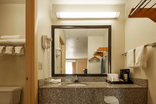 غرفة قياسية بسرير كينج، Best Western Royal Inn 10/10