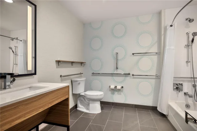غرفة بسرير كينج بحوض استحمام لذوي الإعاقة، Tru by Hilton Fort Worth Lake Worth 3/4