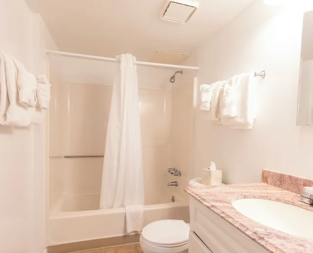 2 Bedrooms, Condo, Standard, Twin Beds, King Bed, Bay View, Sofa, Balcony، Bay Club Resort 4/4