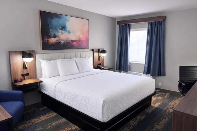غرفة بسرير كينج لذوي الإعاقة، La Quinta Inn & Suites by Wyndham Miamisburg Dayton South 2/2