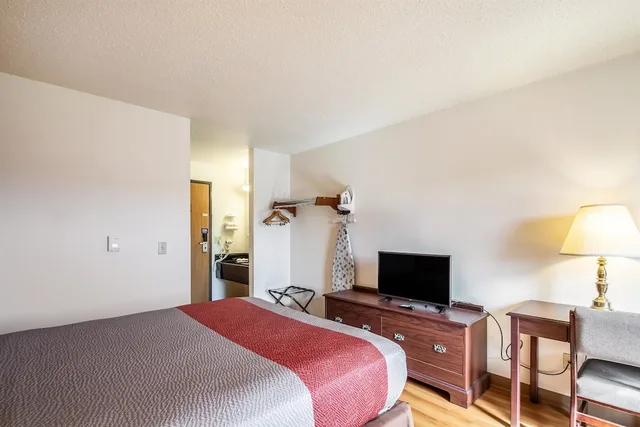 غرفة قياسية بسرير كوين، Motel6 Saukville, WI 4/9