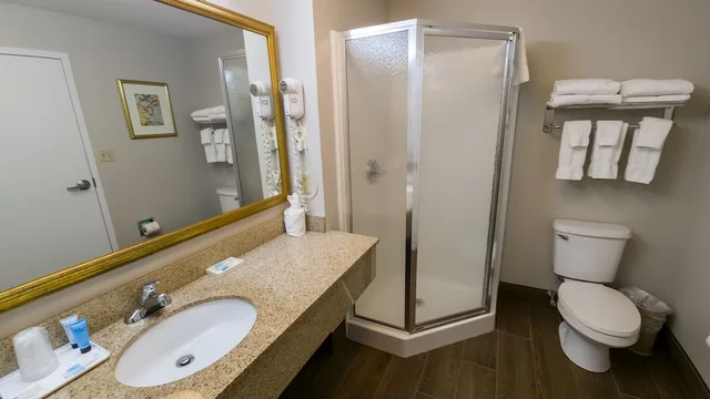 غرفة غراند بسريرين مزدوجين بإطلالة على البحيرة، Fort William Henry Hotel and Conference Center 5/8