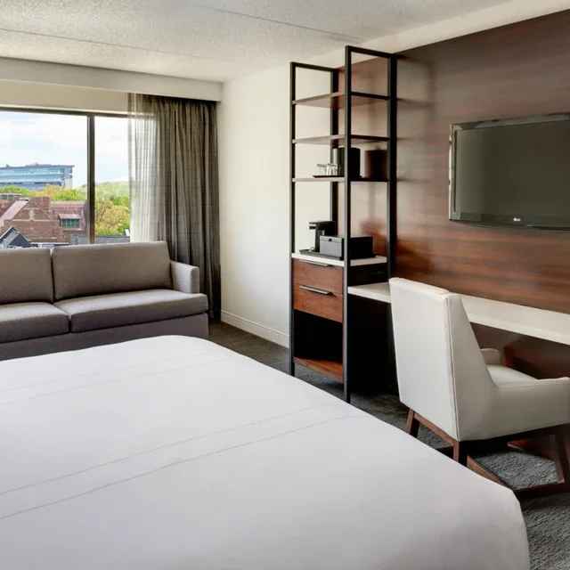 غرفة بسرير كينج مع أريكة بحوض استحمام لذوي الإعاقة، Marriott East Lansing At University Place 4/10