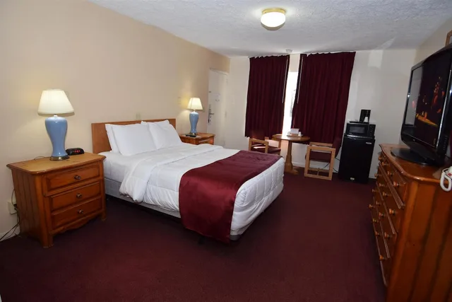 غرفة بسرير كوين بحوض استحمام، Knights Inn Oswego East 3/10